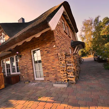 Ferienwohnung-sonnenkliff-in-gross-zicker-halbinsel-moenchgut 아파트 *